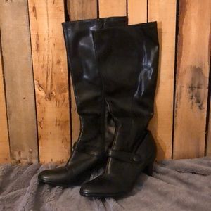 Women’s Black boots.